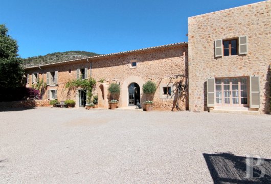 A 350 m² villa, with a swimming pool, surrounded by fields of olive trees in the area around Palma-de-Mallorca